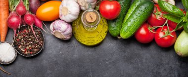 Çeşitli organik sebzeler, otlar ve baharatlar. Taze vejetaryen yemeği. Üst görünüm düzlüğü