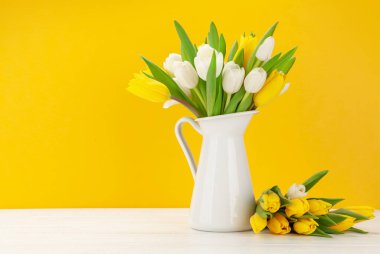 Sarı arka planda sarı ve beyaz lale çiçekleri. Kopyalama alanı ile