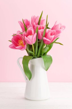 Pembe lale çiçekleri pembe arka planda.