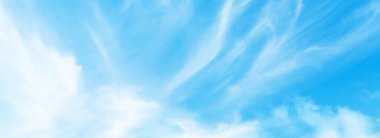 Açık bulutlu mavi gökyüzü ve parlak güneş. Geniş yaz gökyüzü arkaplanı