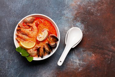 Geleneksel Tayland çorbası Tom Yum kung deniz ürünleri, hindistan cevizi sütü ve biberli. Üst görünüm düzlüğü kopyalama alanı ile yatıyordu