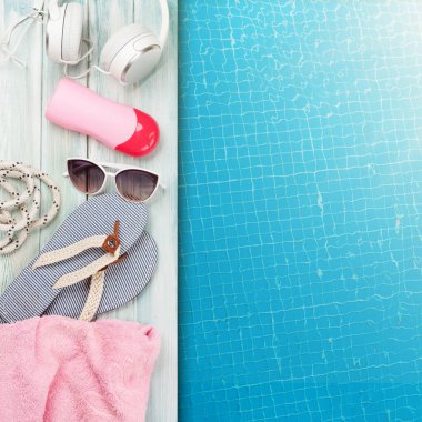 Havuz, plaj eşyaları ve yüzme havuzunun su yüzeyi. Seyahat ve tatil konsepti. Üst görünüm düzlüğü kopyalama alanı ile yatıyordu