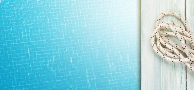 Tahta güvertede kayık ipi ve yüzme havuzunun su yüzeyi. Seyahat ve tatil konsepti. Üst görünüm düzlüğü kopyalama alanı ile yatıyordu