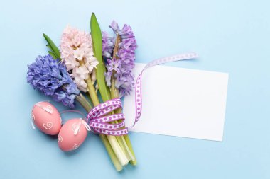 Paskalya tebrik kartı, içinde paskalya yumurtaları ve sümbül çiçekleri var. Tebrik etmek için en üstteki dairede yer var.