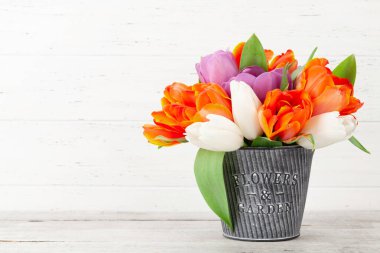 Lale çiçeği buketi. Paskalya tebrik kartı şablonu. Selamlarınız için yer var.