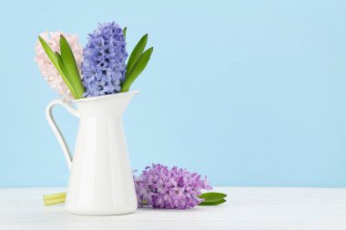 Tahta masada sümbül çiçeği buketi. Paskalya tebrik kartı şablonu. Selamlarınız için yer var.