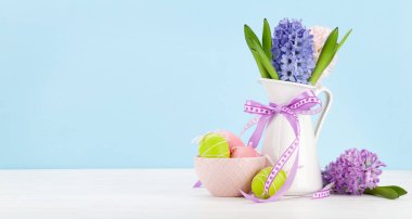 Paskalya tebrik kartı, içinde paskalya yumurtaları ve sümbül çiçekleri var. Selamlarınız için yer var.