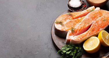 Taze çiğ somon yemeği. Bitki ve baharatlı balık bifteği. Kopyalama alanı ile