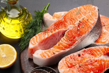 Taze çiğ somon yemeği. Kesme tahtasındaki baharatlı ve otlu balık bifteği.