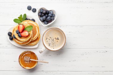 Gözleme ve espresso kahveli kahvaltı. Böğürtlenli ve ballı ev yapımı Amerikan krepleri. Üst görünüm düzlüğü kopyalama alanı ile yatıyordu