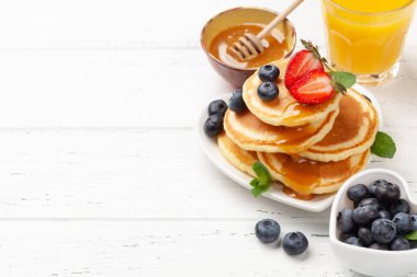 Krep ve portakal suyuyla sağlıklı bir kahvaltı. Böğürtlenli ve ballı ev yapımı Amerikan krepleri. Kopyalama alanı ile