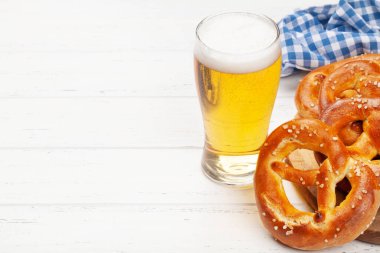 Bira bardağı ve ahşap masada deniz tuzu ve ev yapımı taze kraker. Klasik bira atıştırmalığı. Kopyalama alanı ile