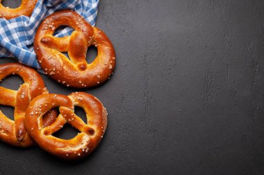 Taze pişmiş ev yapımı simit ve taş masada deniz tuzu. Klasik bira atıştırmalığı. Üst görünüm düzlüğü kopyalama alanı ile yatıyordu
