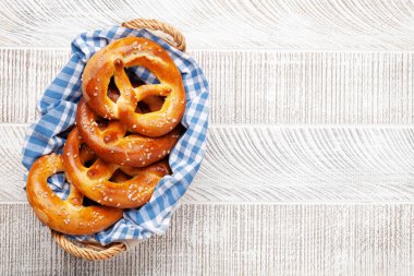 Ahşap masada deniz tuzu ve ev yapımı taze kraker. Klasik bira atıştırmalığı. Üst görünüm düzlüğü kopyalama alanı ile yatıyordu