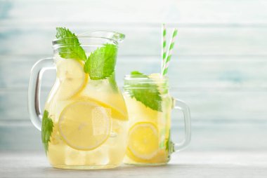 Limonlu mason kavanozu ve naneli ev yapımı limonata. Kopyalama alanı ile
