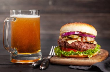 Büyük etli, peynirli, domatesli, pastırmalı, marullu ve lager biralı ev yapımı lezzetli burger.