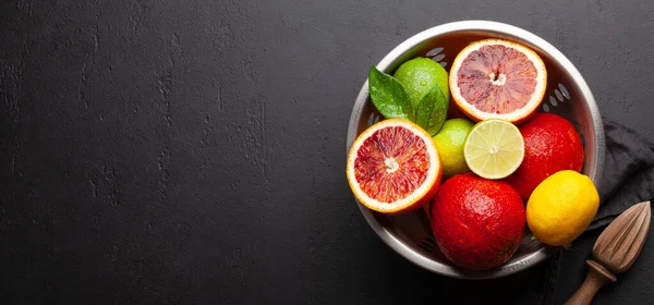 Verschiedene Frische Zitrusfrüchte Sieb Orange Limette Zitrone Draufsicht Flach Lag — Stockfoto