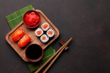 Japon suşi seti. Üst görünüm düzlüğü kopyalama alanı ile yatıyordu