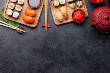 Japon suşi seti. Üst görünüm düzlüğü kopyalama alanı ile yatıyordu