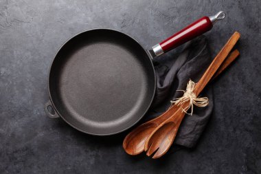 Mutfak masasında tava ve çatal bıçak. Üst görünüm düzlüğü kopyalama alanı ile yatıyordu