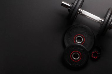 Dambıllar. Spor, fitness ve sağlıklı yaşam tarzı. Üst görünüm düzlüğü kopyalama alanı ile yatıyordu