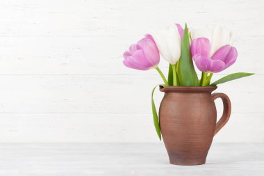 Lale çiçeği buketi. Paskalya tebrik kartı şablonu. Selamlarınız için yer var.