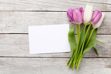 Lale çiçeği buketi. Paskalya tebrik kartı şablonu. Selamlarınız için yer var. Üst görünüm düzlüğü