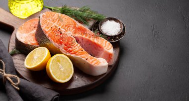 Taze çiğ somon yemeği. Bitki ve baharatlı balık bifteği. Kopyalama alanı ile