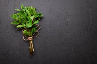 Taze nane şekeri. Taş masada bir sürü nane şekeri. Üst görünüm düzlüğü kopyalama alanı ile yatıyordu