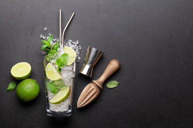 Mojito kokteyli yapmak. Malzemeler ve içecek aletleri. Tarifiniz için en üstteki görünüm dairesi boşluk ile yatıyordu
