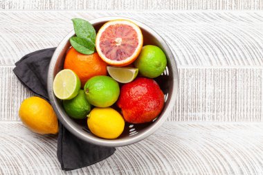 Süzgeçte taze narenciye meyveleri. Bood portakal, limon, limon. Üst görünüm düzlüğü kopyalama alanı ile yatıyordu