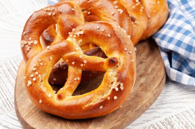 Ahşap masada deniz tuzu ve ev yapımı taze kraker. Klasik bira atıştırmalığı.