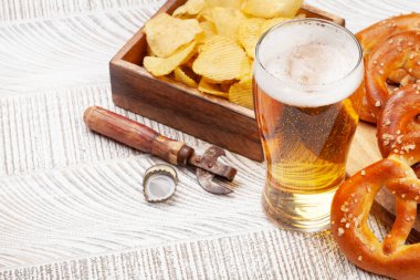 Bira bardağı ve ev yapımı deniz tuzlu kraker. Klasik bira atıştırmalığı. Kopyalama alanı ile