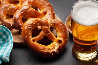 Bira bardağı ve ev yapımı taze kraker. Taş masada deniz tuzu var. Klasik bira atıştırmalığı.