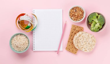 Sağlıklı yemek ve kilo kaybı konsepti. Diyet ve zindelik. Üst görünüm düzlüğü kopyalama alanı ile yatıyordu