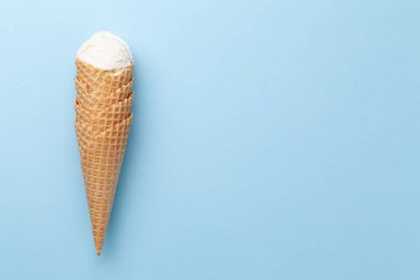 Ev yapımı vanilyalı dondurma ve waffle külahı. Üst görünüm düzlüğü kopyalama alanı ile yatıyordu