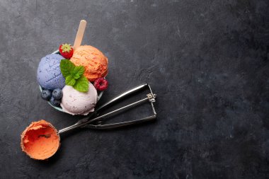 Meyveli ve vanilyalı dondurma. Üst görünüm düzlüğü kopyalama alanı ile yatıyordu