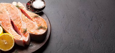 Taze çiğ somon yemeği. Bitki ve baharatlı balık bifteği. Kopyalama alanı ile