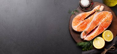 Taze çiğ somon yemeği. Bitki ve baharatlı balık bifteği. Üst görünüm düzlüğü kopyalama alanı ile yatıyordu