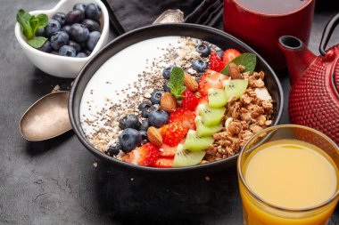 Sağlıklı kahvaltı, tahıl gevreği, yoğurt ve taze böğürtlen. Fitness protein yemeği