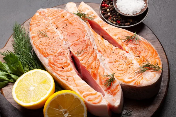 新鲜的生鲑鱼烹调 切板上有香草和调味品的鱼排 — 图库照片