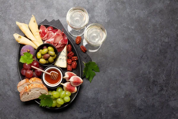 Piatto Antipasto Con Prosciutto Formaggio Fichi Uva Tavola Degli Antipasti — Foto Stock