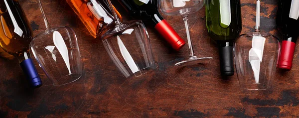Various Wine Bottles Glasses Wooden Table Top View Flat Lay — Stock Photo, Image