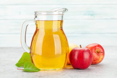 Sürahide elma suyu ve olgun kırmızı elma meyveleri. Kopyalama alanı ile