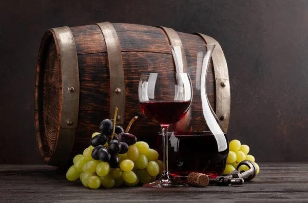 Şarap Sürahisi Bir Kadeh Kırmızı Şarap Eski Ahşap Fıçı — Stok fotoğraf