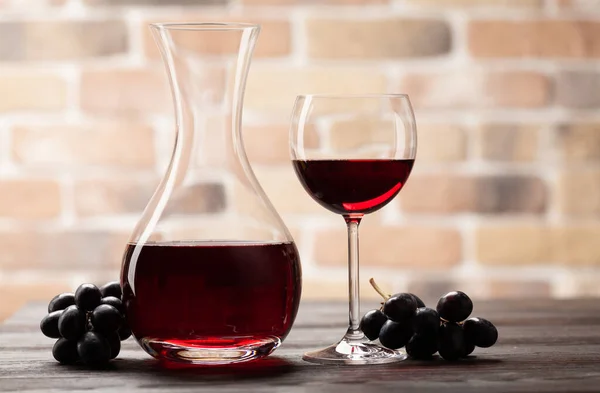 Vinkaraff Glas Rött Vin Och Druvor Med Kopieringsutrymme — Stockfoto