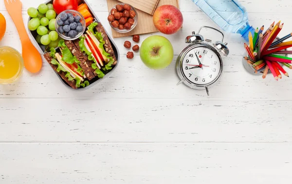 Gesunde Schulessenbox Mit Sandwich Und Frischem Gemüse Wasserflasche Nüssen Und — Stockfoto