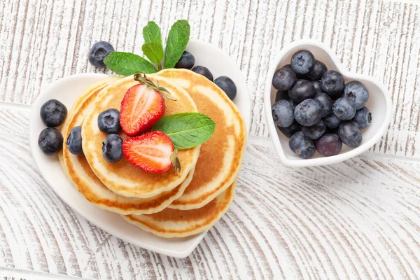 Gezond Ontbijt Met Pannenkoeken Zelfgemaakte Amerikaanse Pannenkoeken Met Bessen Honing — Stockfoto