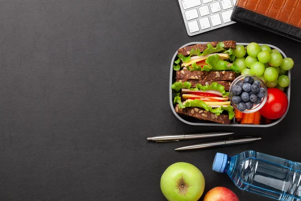 Gesunde Lunchbox Büro Mit Sandwich Und Frischem Gemüse Wasserflasche Nüssen — Stockfoto