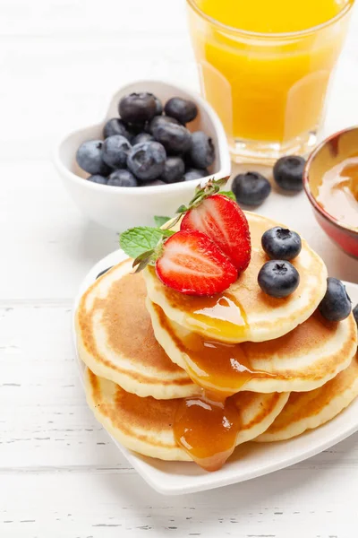 パンケーキとオレンジジュースで健康的な朝食 ベリーと蜂蜜と自家製のアメリカのパンケーキ — ストック写真